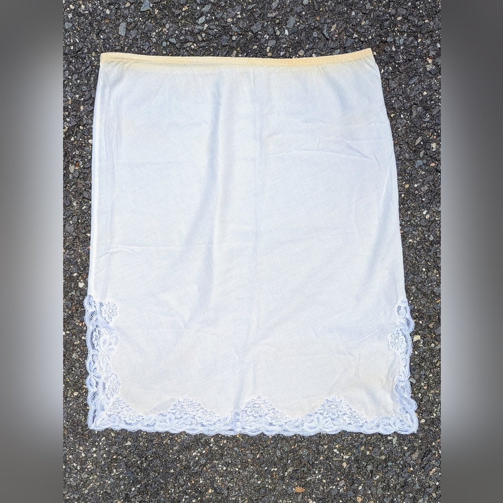 ✨ SOLD ✨ Vintage 70s White Lace Trim Cotton Slip Skirt Retro Lingerie Pinup
